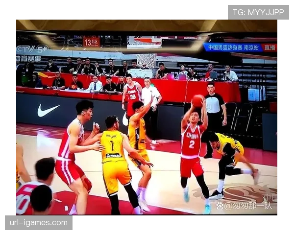 特写镜头：教练席争执，反映出球队在攻防策略选择上的分歧